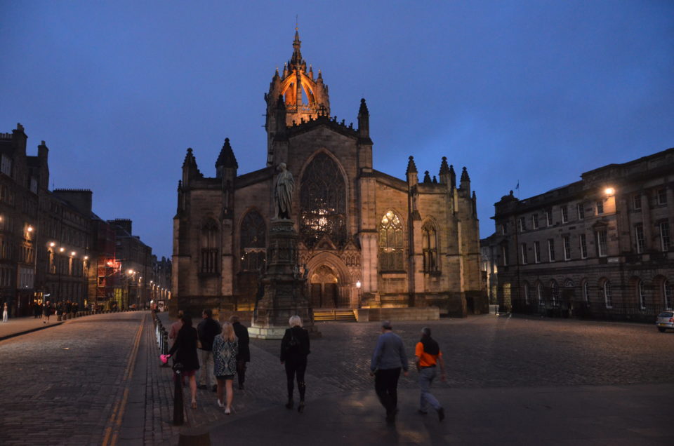 Die Royal Mile mit der St. Giles Cathedral ist eine der wichtigsten Edinburgh Sehenswürdigkeiten.