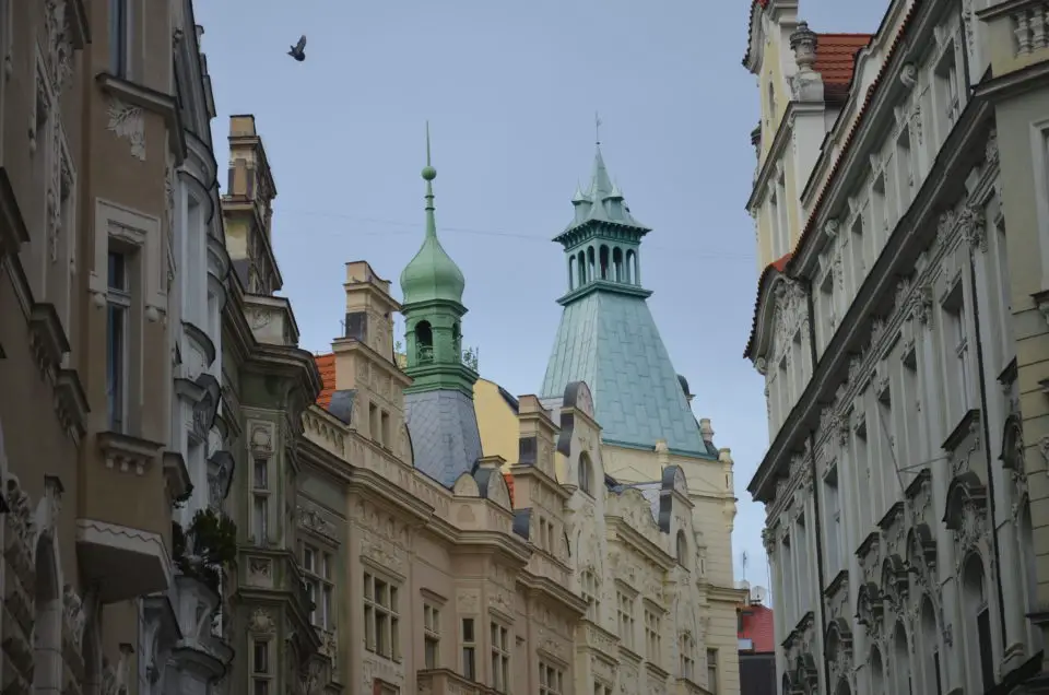 In der Prager Altstadt findest du wunderschöne Altbauten wie diese.