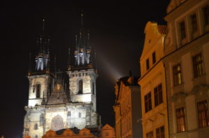 Zu den Top 20 Prag Sehenswürdigkeiten zählt definitiv die Teynkirche am Altstädter Ring.