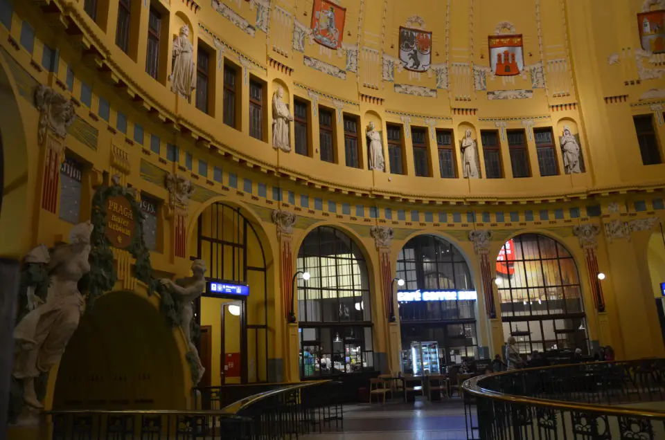 Die Empfangshalle im Hauptbahnhof wird von viel zu wenig Prag-Reisenden beachtet.