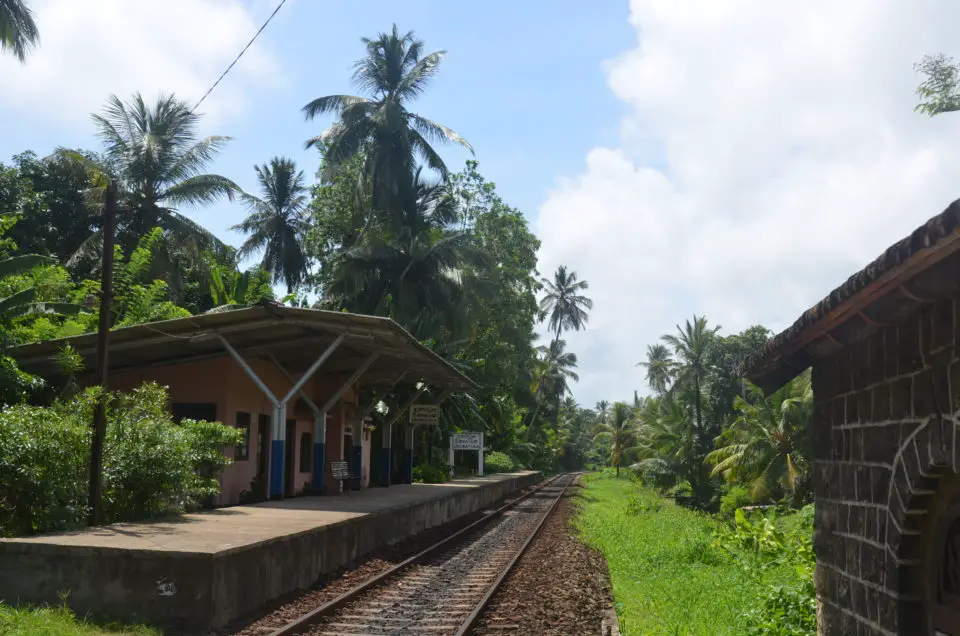 Dank meiner Sri Lanka Visum Ausfüllhilfe kannst du einen so schönen Bahnhof wie den von Unawatuna sehen.