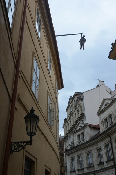 Ein Geheimtipp für Prag sind sicherlich die Kunstwerke von David Černý wie Sigmund Freud "Hanging Out" in der Altstadt.