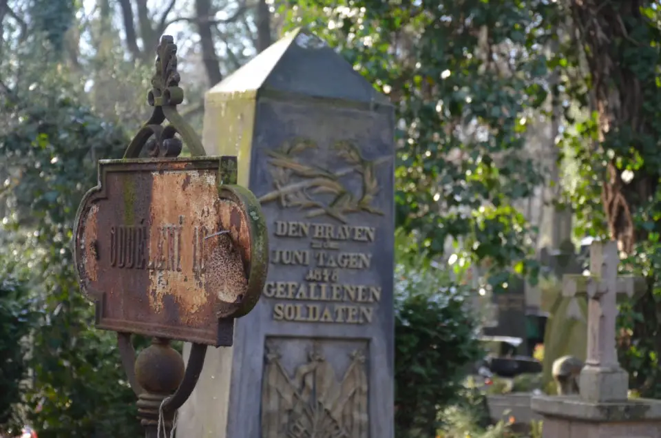 Unter den Prag Geheimtipps einer der atmosphärischsten: der Olsany Friedhof