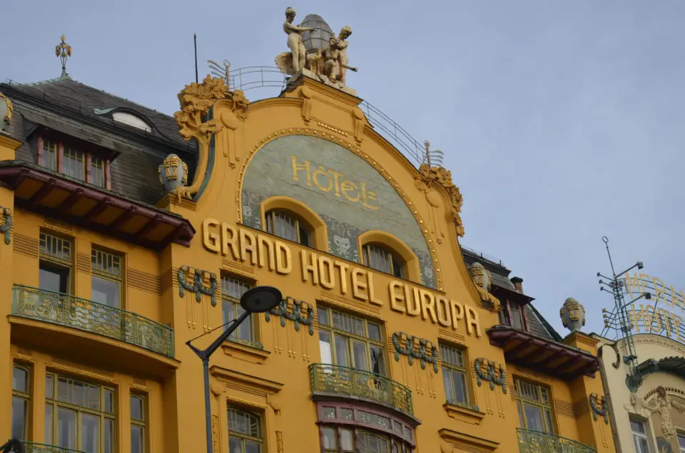 In meinen Prag Reisetipps empfehle ich dir eher eine Unterkunft jenseits vom Wenzelsplatz, wo sich dieses Grand Hotel Europa befindet.