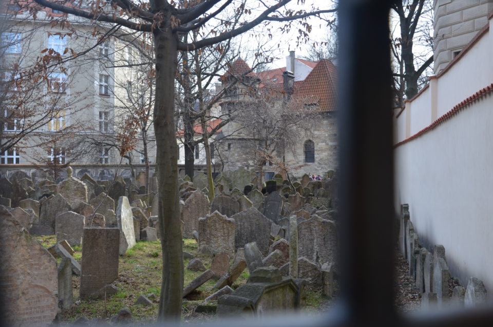 Der Alte Jüdische Friedhof zählt zu den berühmtesten der Prag Sehenswürdigkeiten.