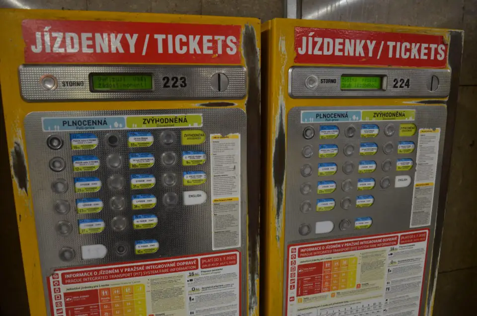 Auf diesem Bild aus meinen Prag Reisetipps siehst du die Prager Ticketautomaten in den Metrostationen.