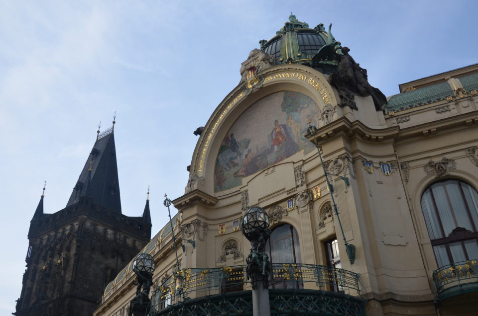 Das prachtvolle Prager Gemeinde- und Repräsentantenhaus neben dem Pulverturm
