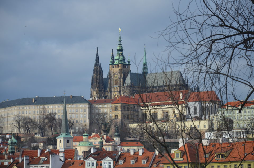 Der Veitsdom in der Prager Burg thront über der Stadt.
