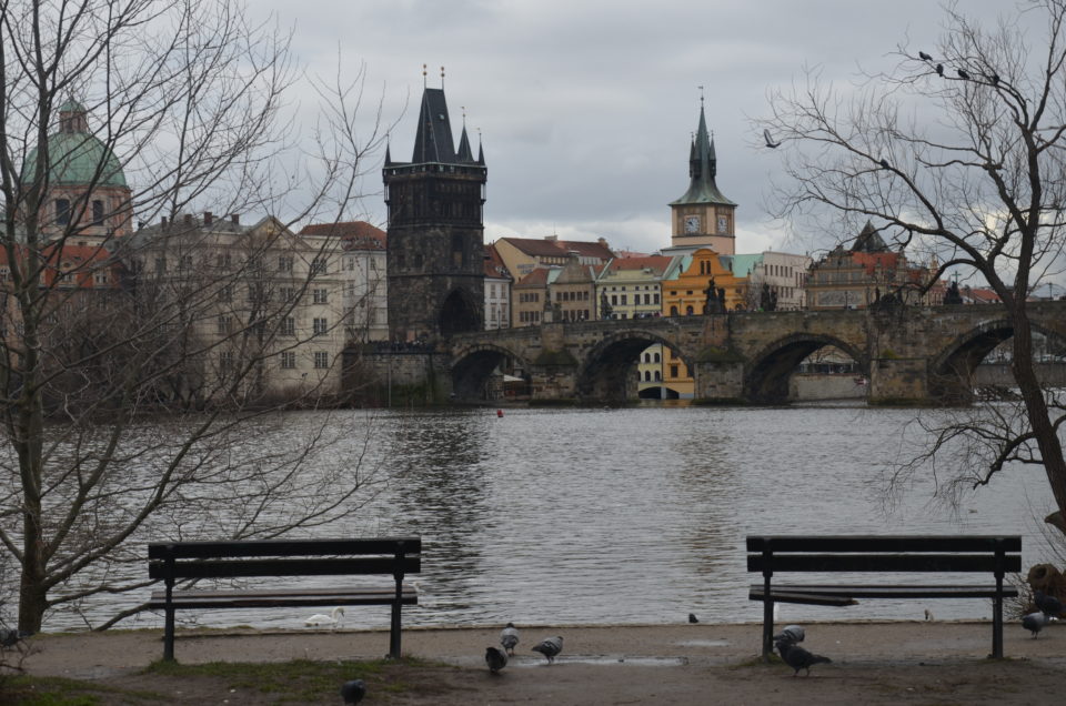 Prag Geheimtipps: der Ausblick vom Vlatava Beach auf die Karlsbrücke