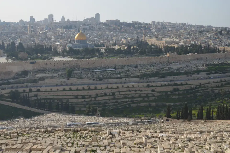 In meinem Jerusalem Reisebericht stelle ich dir die Jerusalem Sehenswürdigkeiten und Insider Tipps vor. Dazu gehört auch dieser Ausblick vom Ölberg.