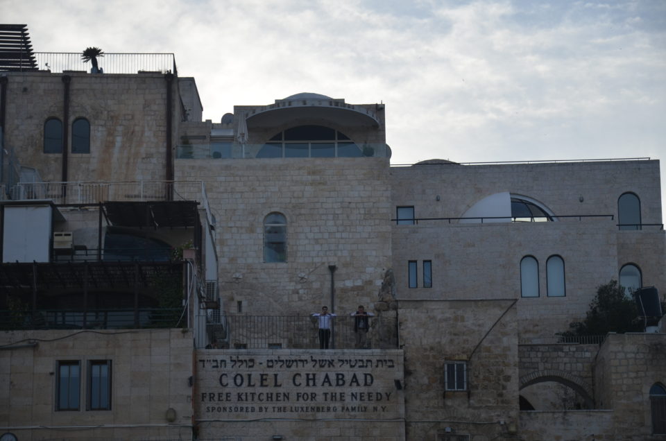 Einer meiner besten Jerusalem Insider Tipps ist die Aussichtsterrasse über dem Schriftzug Colel Chabad.