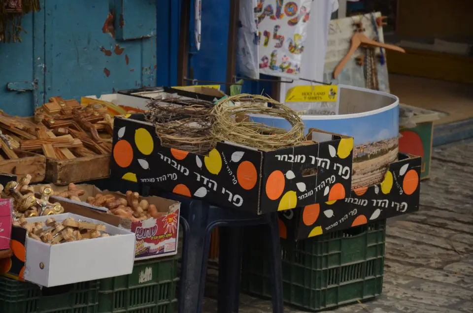 Entlang der Via Dolorosa Stationen in Jerusalem kannst du dir an einigen Ständen Dornenkronen kaufen.