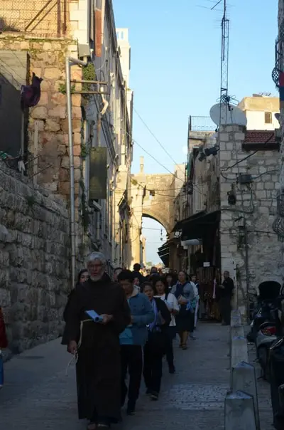 Um die 14 Stationen des Kreuzweges in Jerusalem abzugrasen, kannst du dich einer Franziskanerprozession anschließen.