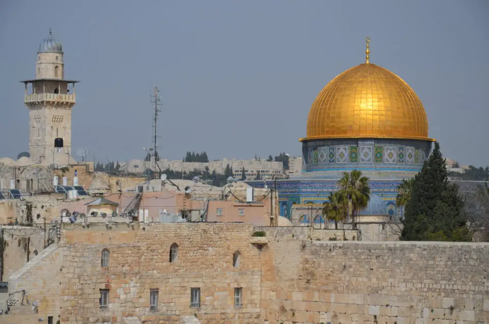 Ausblick auf drei der bekanntesten Jerusalem Sehenswürdigkeiten: Klagemauer, Felsendom und Tempelberg.