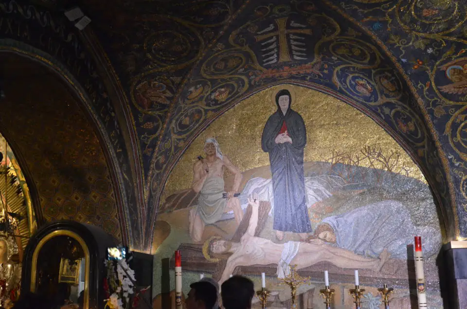 Die XI. der Via Dolorosa Stationen befindet sich bei diesem Mosaik über die Szene der Kreuzigung.
