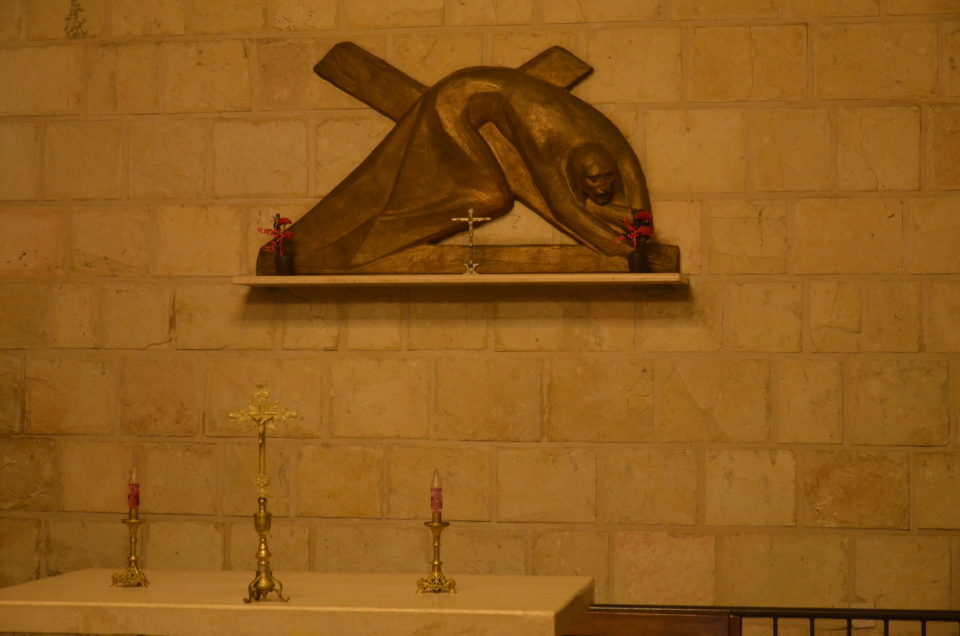 Symbol für Jesus zweiten Sturz in der Kapelle an der VII. Kreuzwegstation.