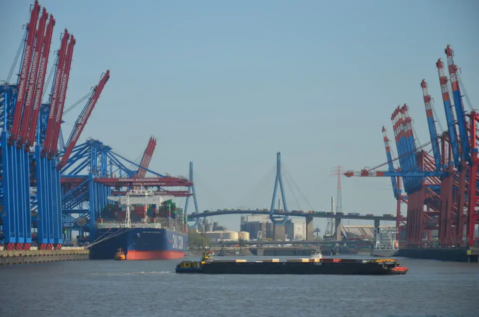 Unter meinen Hamburg Insider Tipps ist der Ausblick vom Tankweg auf den Hamburger Hafen einer der besten.