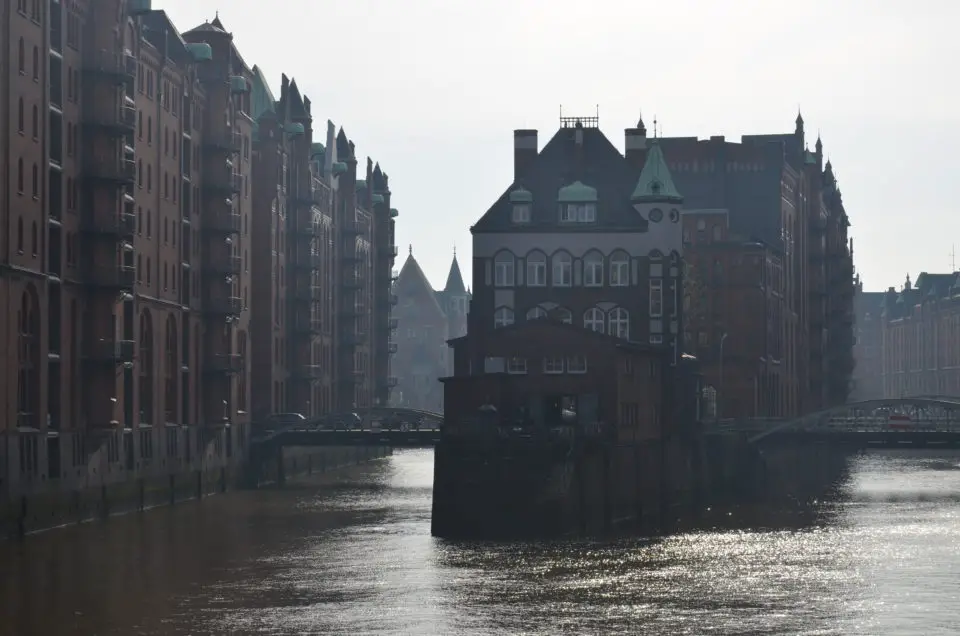 Unter meinen Hamburg Tipps ist der Hinweis auf den Ausblick von der Poggenmühlenbrücke auf die Speicherstadt ein besonders wichtiger.