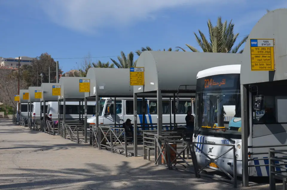 Um die Bethlehem Sehenswürdigkeiten sehen zu können, könntest du einen der Busse vom Damaskustor in Jerusalem nehmen.