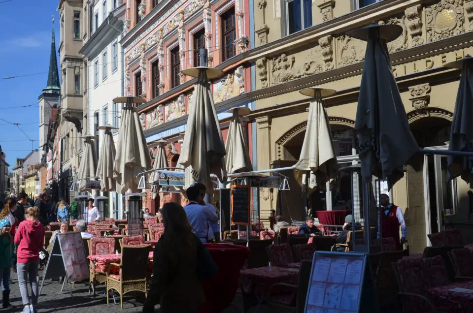 Der Fischmarkt zählt zu den Erfurt Sehenswürdigkeiten - nicht zuletzt auch wegen der tollen Cafés.