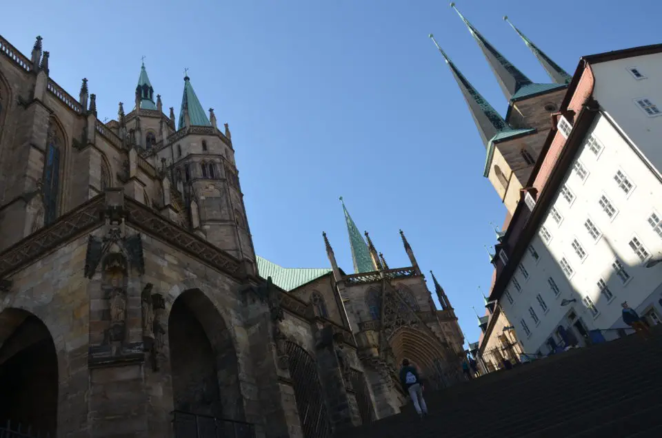 Bei deinem Erfurt Sehenswürdigkeiten Rundgang halte ich es für unumgänglich, die 70 Stufen zum Domberg hinter sich zu bringen.