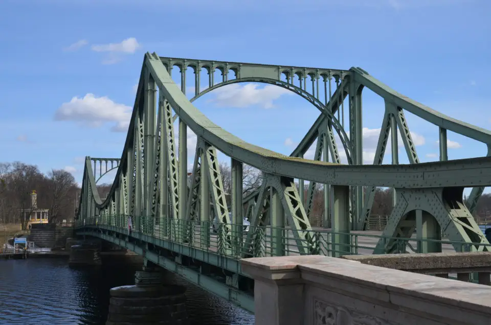 Für einen Potsdam Sehenswürdigkeiten Rundgang ist die Glienicker Brücke ein nahezu perfekter Startpunkt.