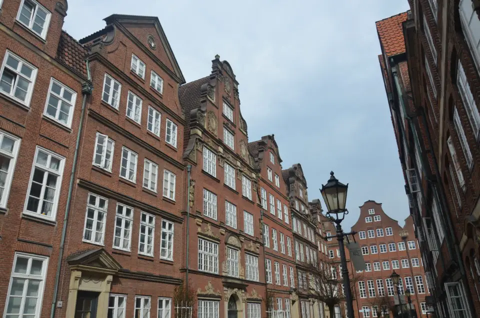 Unter den Hamburg Insider Tipps dürfte die Peterstraße besonders für diejenigen interessant sein, die sich das alte Hamburg vorstellen wollen.