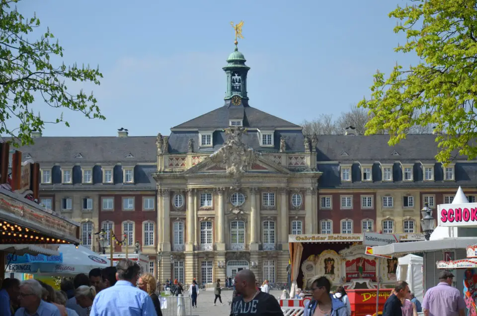 Zu den Münster Tipps muss auch der Hinweis auf Münsters größtes Volksfest gehören - dem Send, der auf dem Schlossplatz stattfindet.