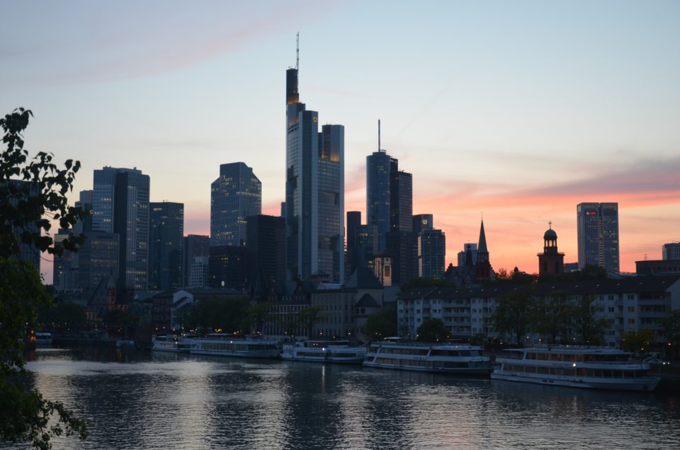Zu den Frankfurt Insider Tipps muss es gehören, dich auf den tollen Ausblick auf die Skyline aufmerksam zu machen, den Brücken wie die Alte Brücke liefern.