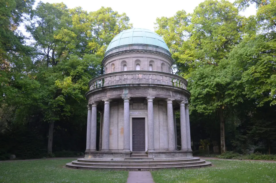 Sicherlich einer der Frankfurt Geheimtipps ist die Tatsache, dass du das Gans Mausoleum betreten kannst.