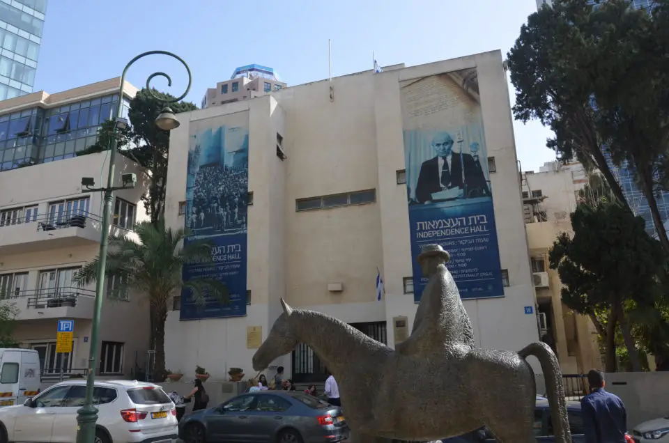 Unter den Top 10 Tel Aviv Sehenswürdigkeiten muss sicherlich auch der Rothschild Boulevard mit der Independence Hall genannt werden.