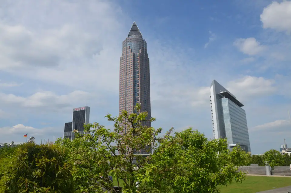 Einer der besten Frankfurt Insider Tipps für ein Picknick mit Ausblick ist der Skyline Garden auf der Skyline Plaza.