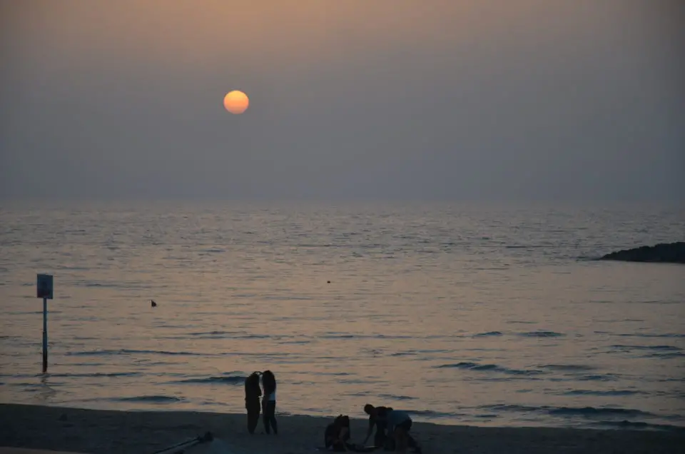 Einen der Tel Aviv Tipps ist es natürlich, zum Sonnenuntergang an den Strand zu gehen.