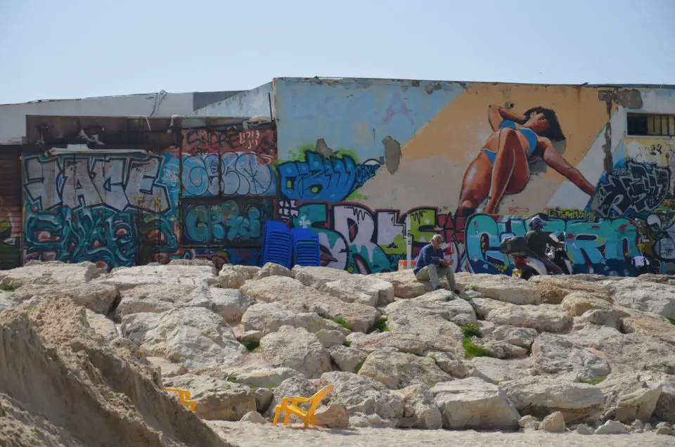 Zu den Tel Aviv Insider Tipps bzw. Geheimtipps zählt natürlich auch die Streetart-Szene wie hier am Strand.