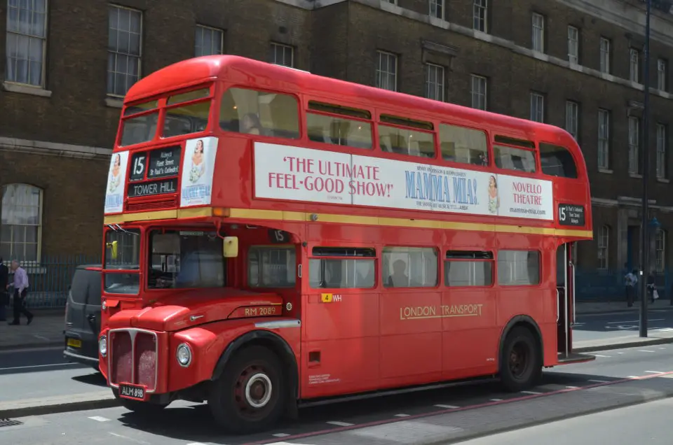 Zu den London Tipps gehört der Hinweis, dass die Doppeldeckerbusse in Ergänzung zur Tube ein gutes Mittel zum Vorankommen sind.