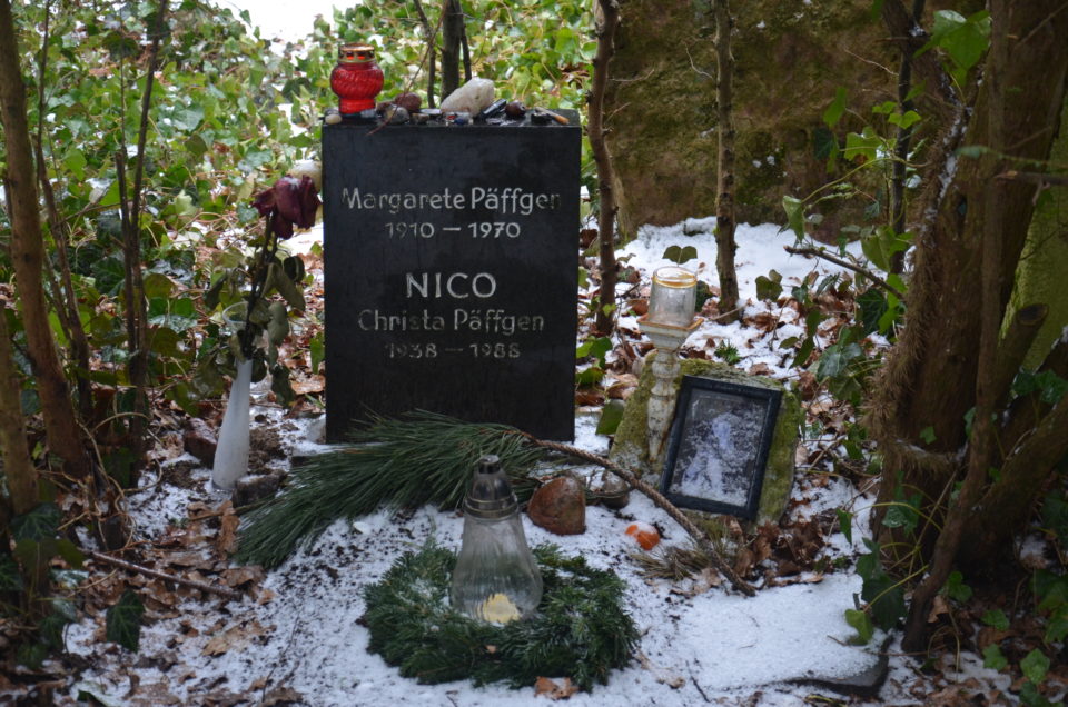 Das Grab von Nico ist auf dem Selbstmörderfriedhof eine der Pilgerstätten.