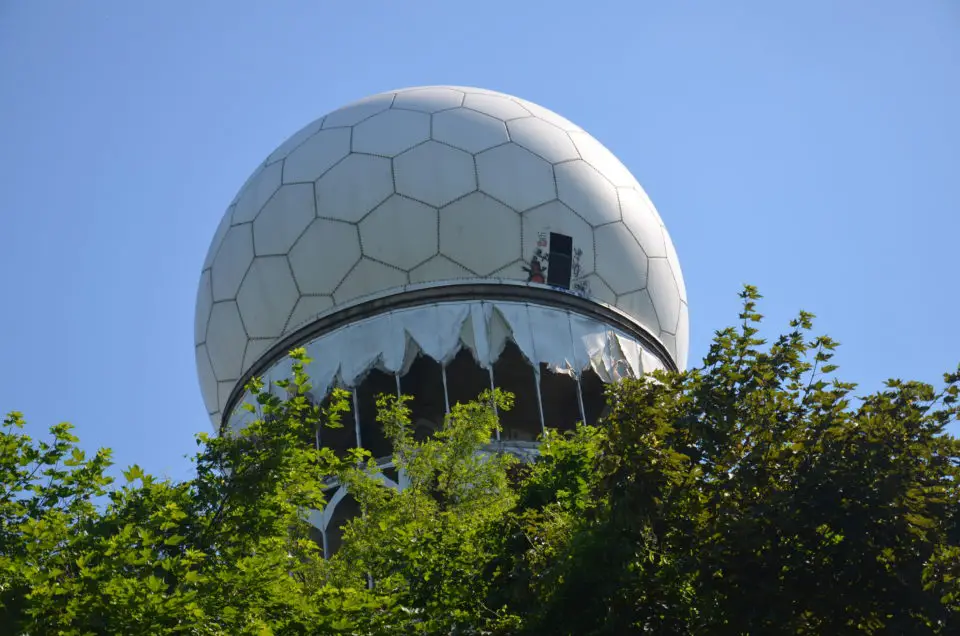 Einer der bekanntesten Berlin Insider Tipps dürfte der Teufelsberg mit der darauf befindlichen Radarstation sein.