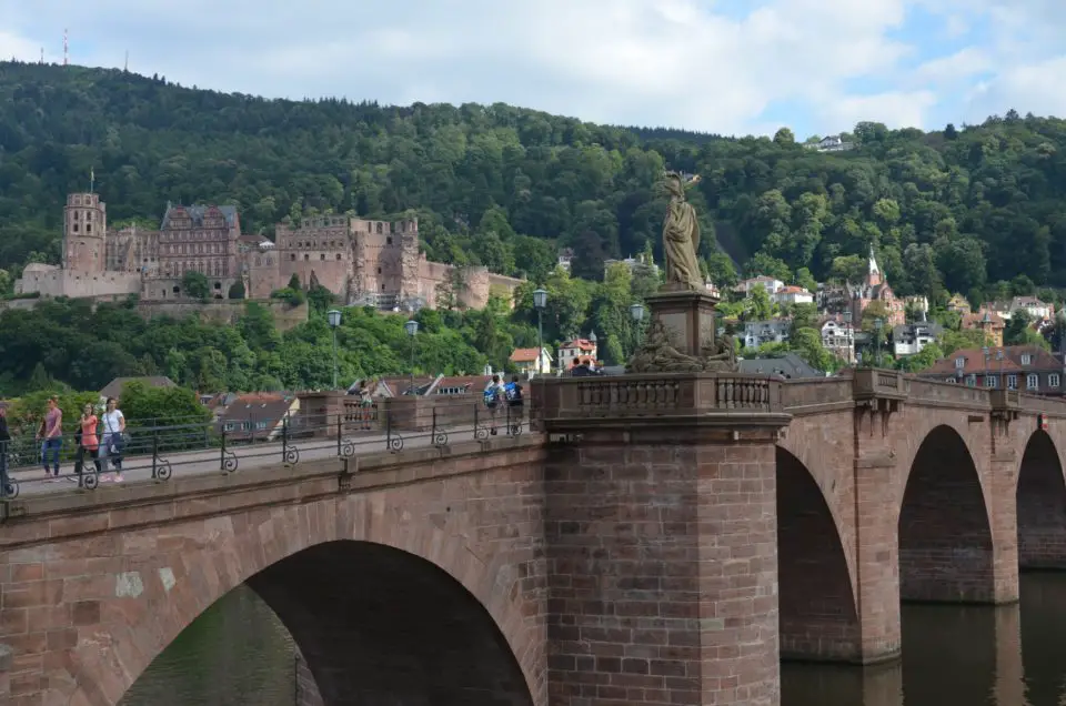 Unbedingt in den Heidelberg Sehenswürdigkeiten Rundgang gehört die Alte Brücke.