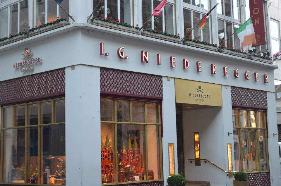 Zu den Lübeck Reisetipps gehört auch der Hinweis, dass das Marzipan vom Café Niederegger aus seinen Siegeszug durch die Welt angetreten hat.