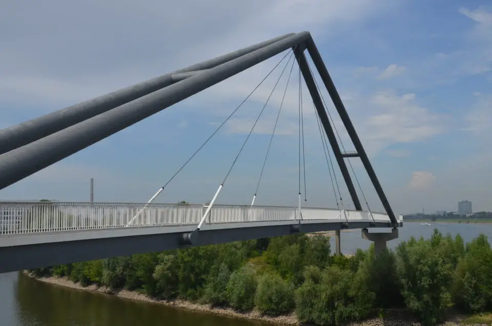 Einer der Düsseldorf Insider Tipps für tolle Fotos ist sicherlich die Brücke am Parlamentsufer.