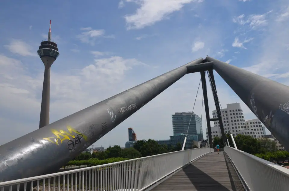 Unter den Düsseldorf Insider Tipps gehört die Hafenbrücke zu meinen Favoriten.