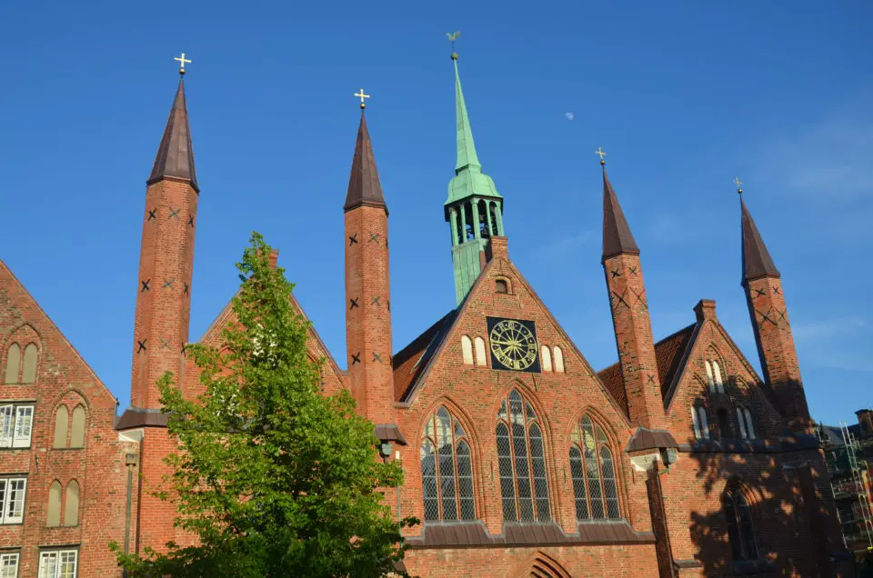 Bei deinem Lübeck Sehenswürdigkeiten Stadtrundgang solltest du auch das Heiligen-Geist-Hospital ansteuern.