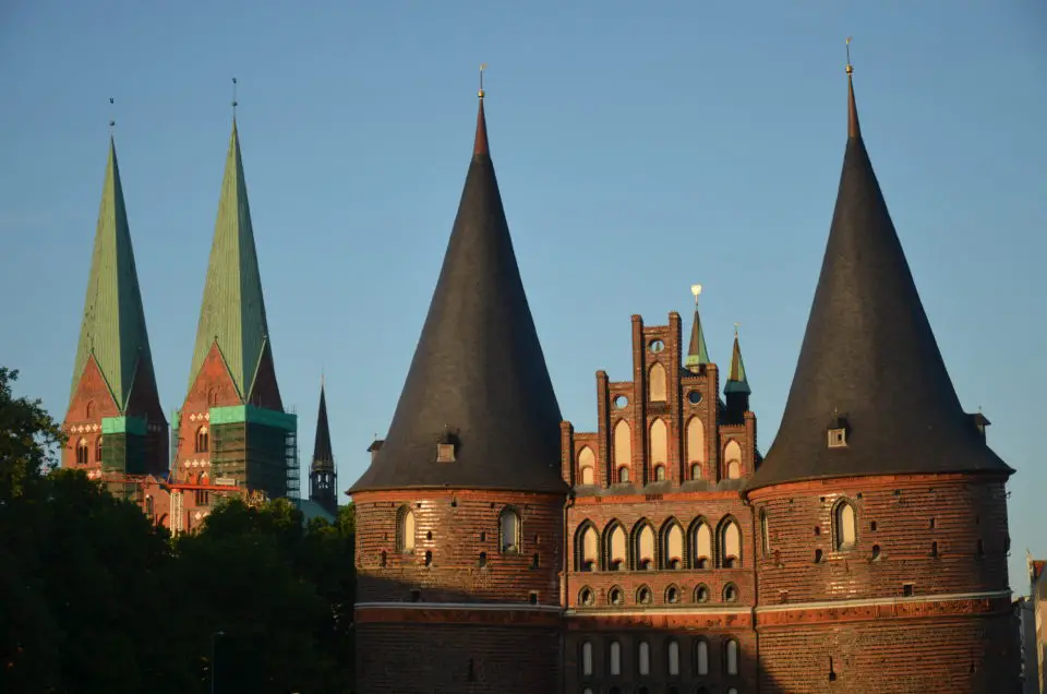 Beim Lübeck Sehenswürdigkeiten Rundgang ist das Holstentor als Wahrzeichen von Lübeck ein guter Ausgangspunkt.
