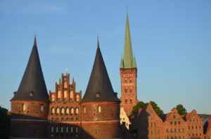 Beim Lübeck Sehenswürdigkeiten Rundgang mit Lübeck Insider Tipps ist das bekannte Holstentor sicherlich ein guter Startpunkt.
