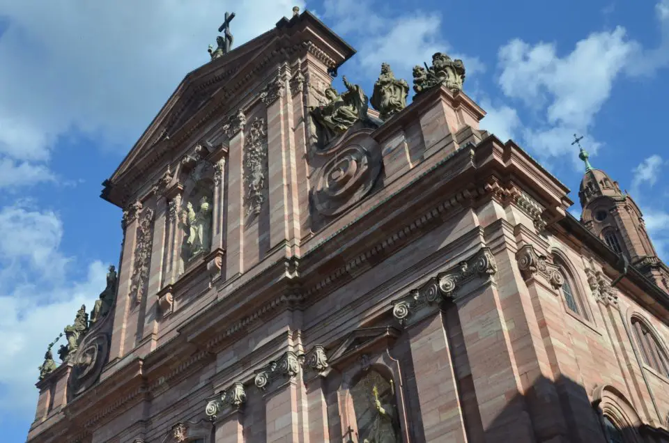 Bei deiner Heidelberg Sehenswürdigkeiten Route solltest du auch die Jesuitenkirche auf dem Zettel haben.