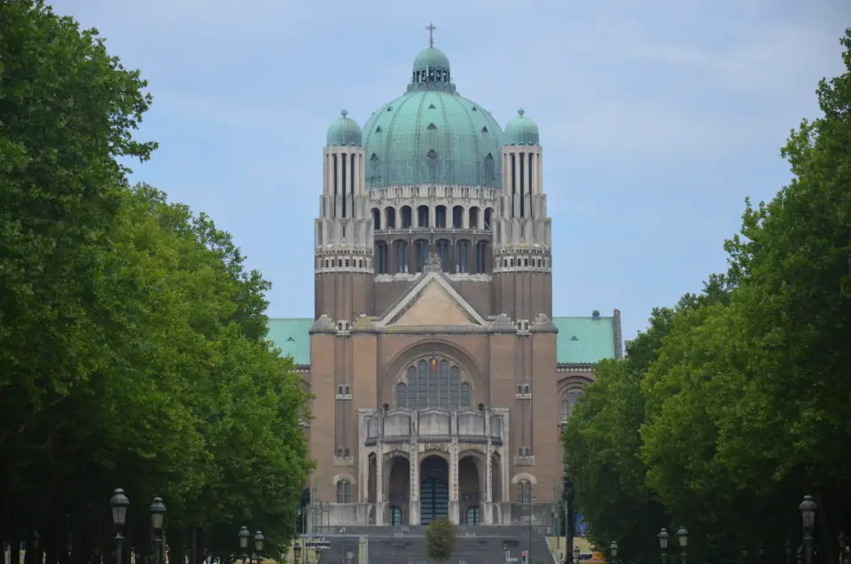 Zum Brüssel Sehenswürdigkeiten Rundgang gehört die Nationalbasilika des Heiligen Herzens als eine der größten Kirchen der Welt natürlich auch.