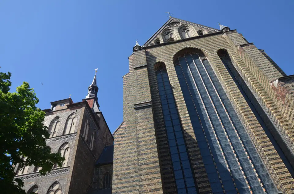 Beim Rostock Sehenswürdigkeiten Rundgang kommst du auch an der Marienkirche mit ihrer Astronomischen Uhr vorbei.