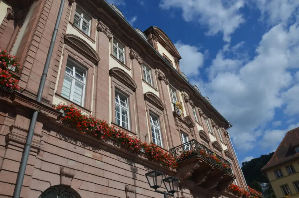 Bei deinem Heidelberg Sehenswürdigkeiten Rundgang wirst du nahezu zwangsläufig am Marktplatz mit dem Rathaus vorbeikommen.
