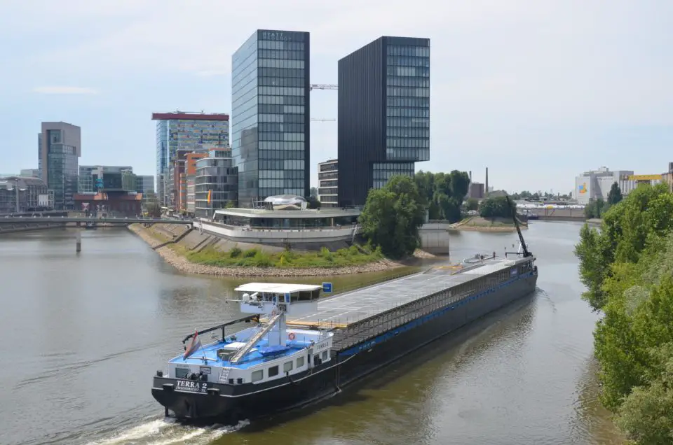 Unter den Düsseldorf Tipps muss die Hafenbrücke unbedingt genannt werden.
