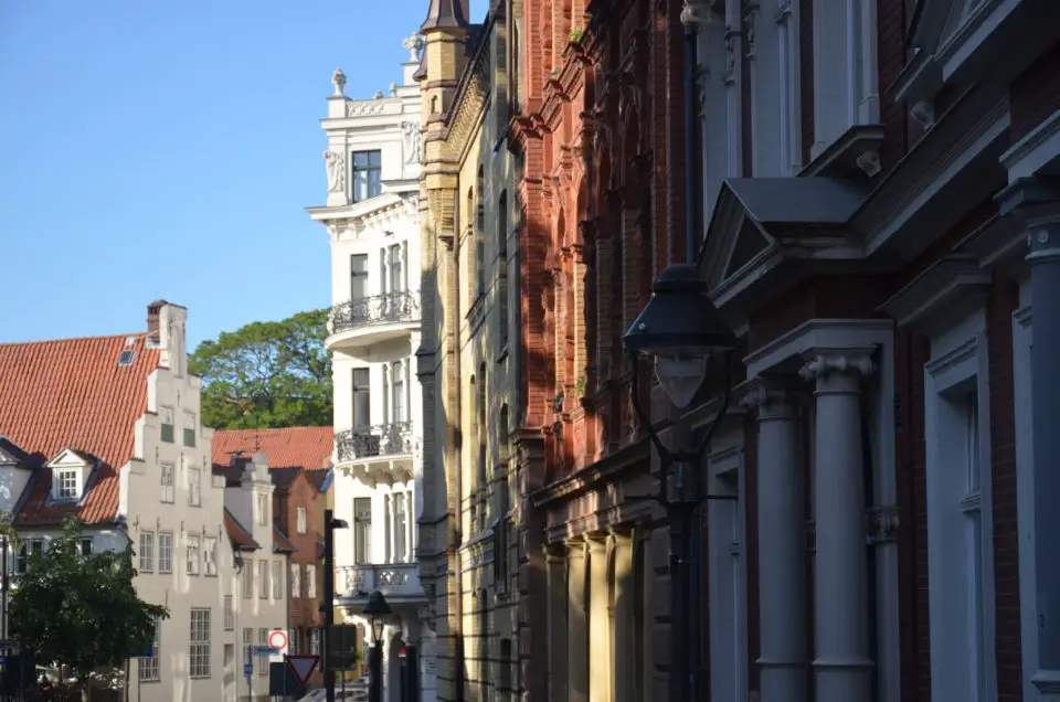 Dein Lübeck Sehenswürdigkeiten Stadtrundgang könnte dich auch durch die sehenswerte Musterbahn führen.